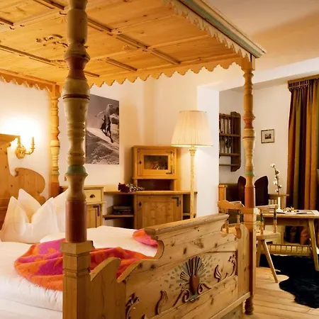 Raffl's St. Antoner Hof Hotel 5*